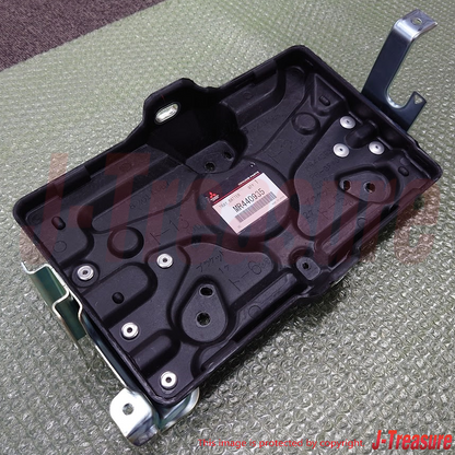 MITSUBISHI MONTERO PAJERO V6#W V7#W 01-06 Genuine Battery Tray MR440935 OEM