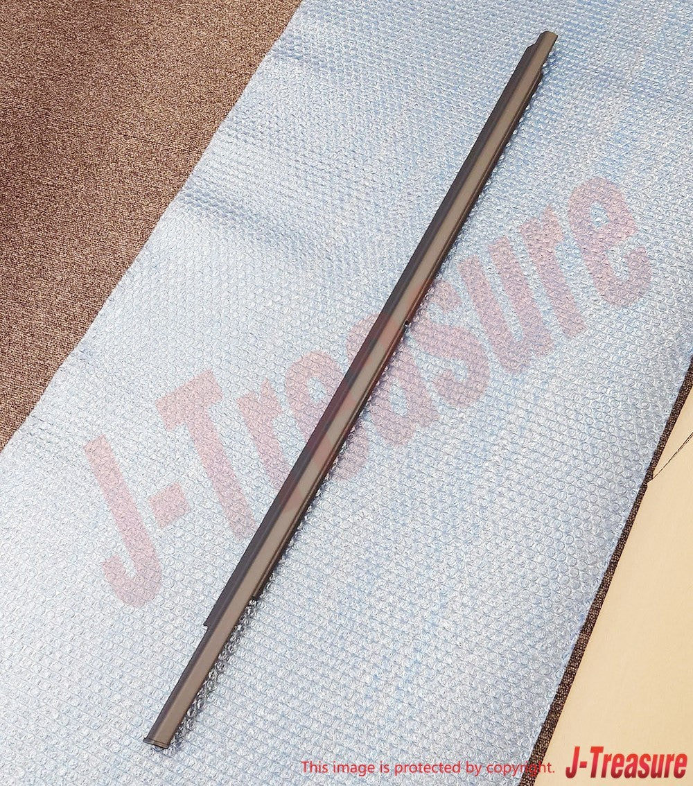 MITSUBISHI OUTLANDER CW#W 07-13 Genuine Front Door Window Belt Line Moulding RH