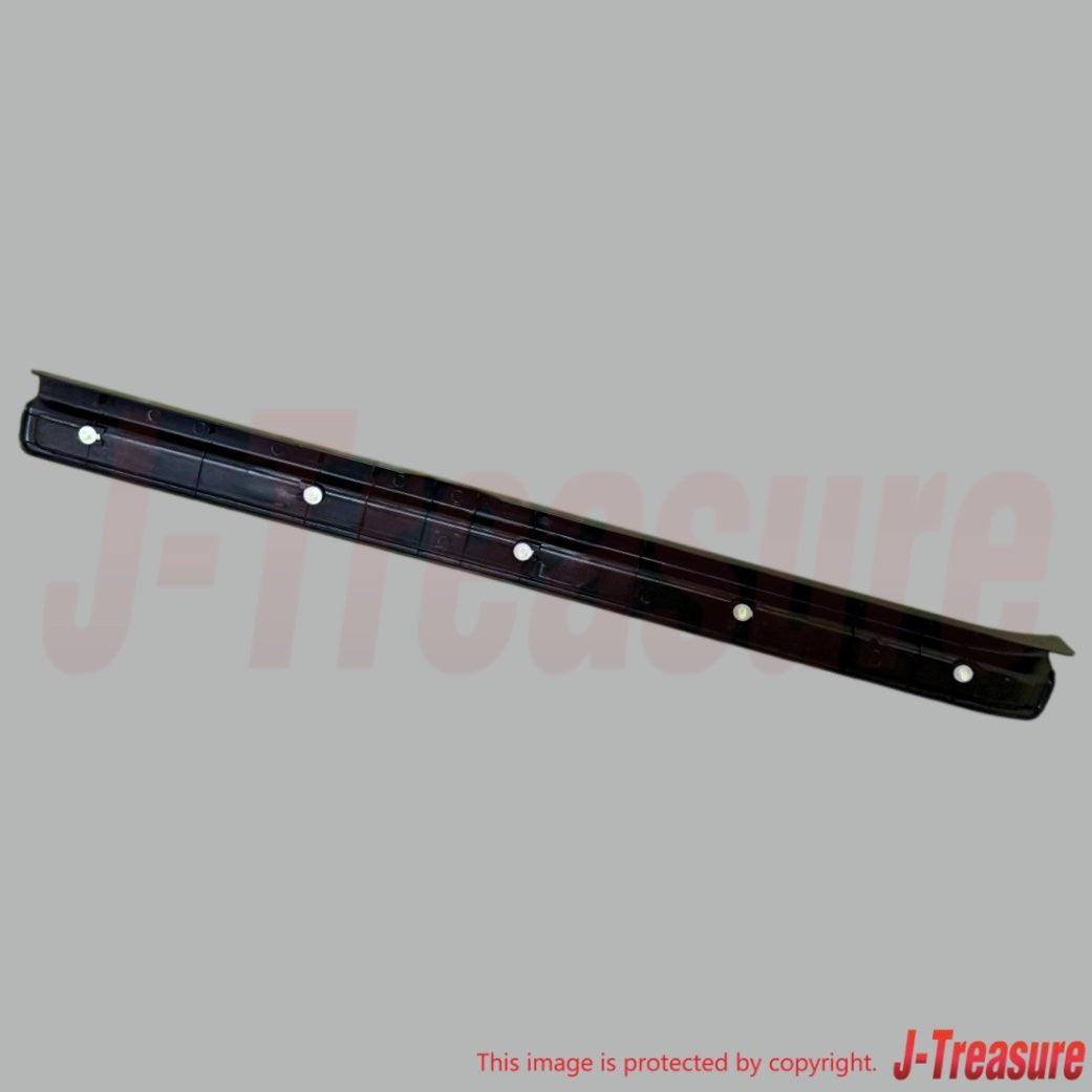 NISSAN SKYLINE GT-R BNR34 Genuine Kicking Front Plate RH 76951-AA300 OEM