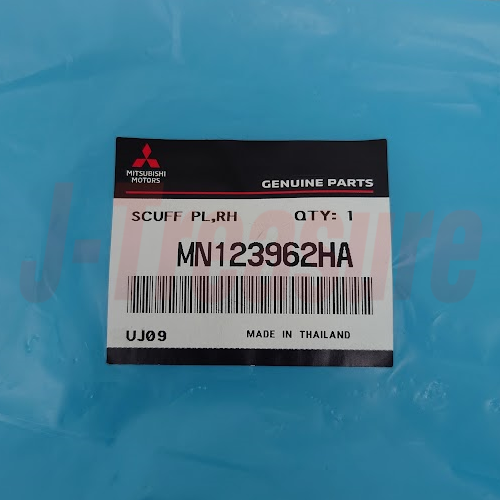 MITSUBISHI TRITON KB9T Genuine Rear Scuff Plate RH MN123962HA OEM