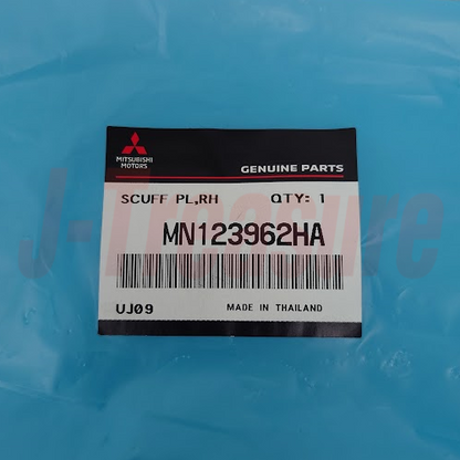 MITSUBISHI TRITON KB9T Genuine Rear Scuff Plate RH MN123962HA OEM