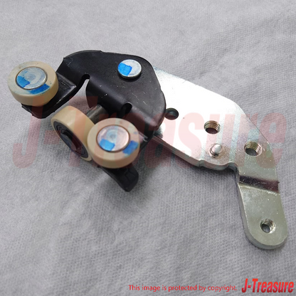 TOYOTA HIACE Genuine Slide Soor Lower Roller Right Base Sub Assy 68029-26070 OEM